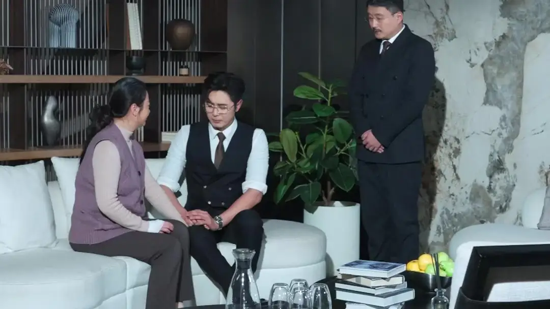 豪門太后在民間：繃帶下的溫柔與高定店裡的暗流