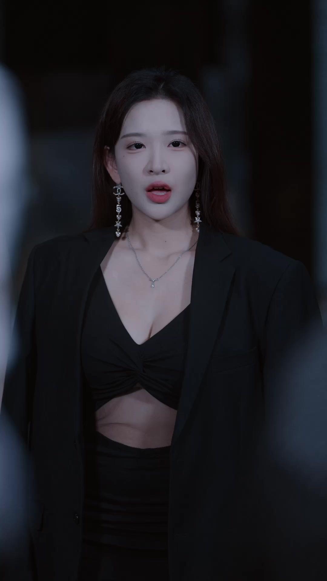 CEO in Danger: Her Guard’s Actually a Legend