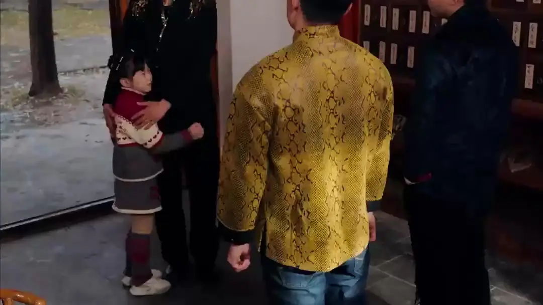 (Dublajlı) Ölümsüz Dünyaya Düştü, Eşim Kara Anka: Kızın Gözünden Gerçek