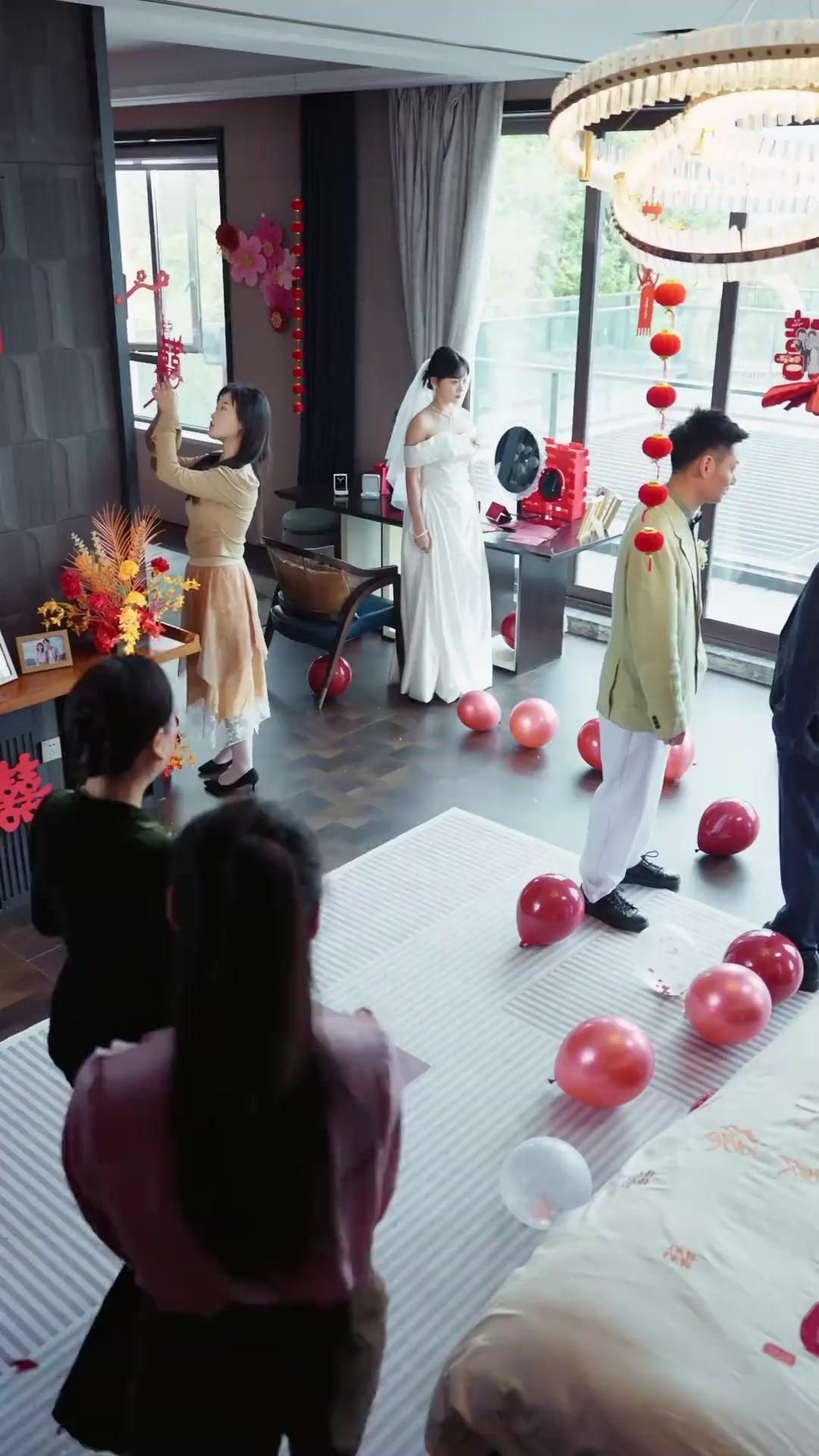 Strappò l'Abito da Sposa