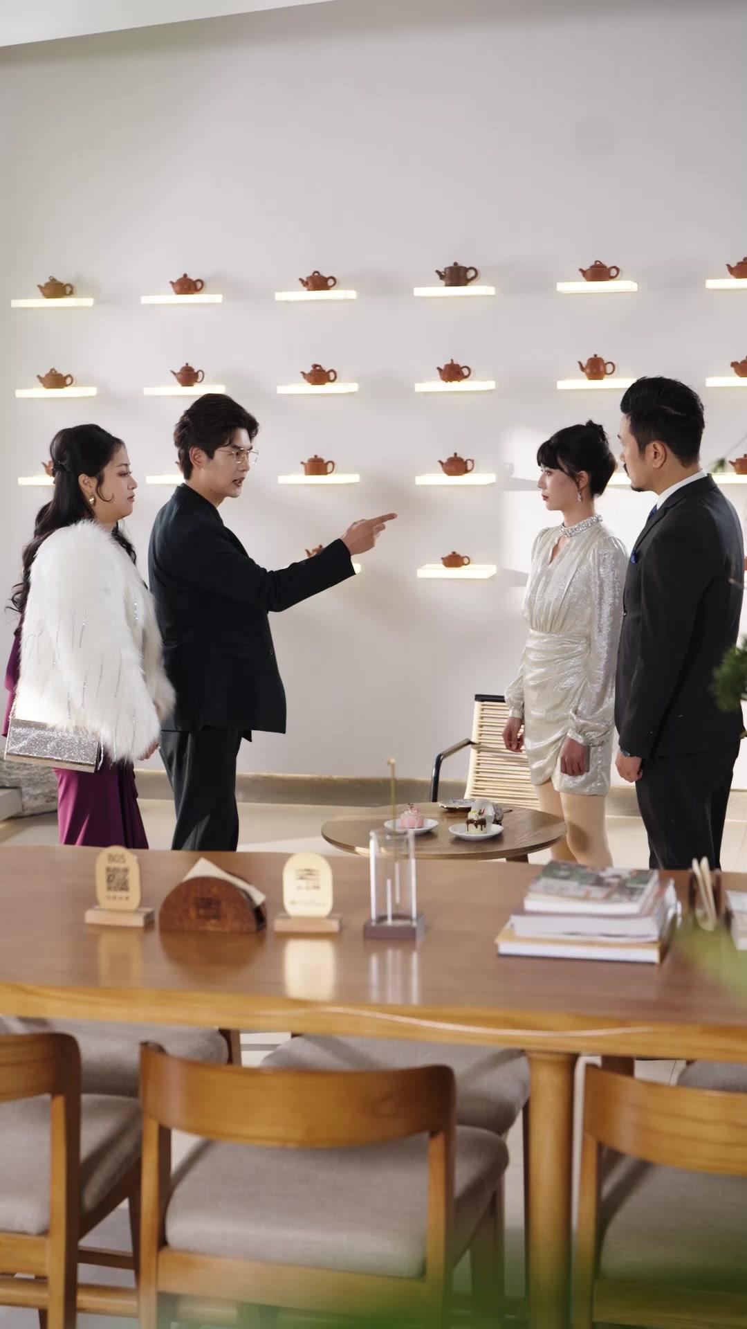 D'AMANT SECRET À PDG À LA MAIN DE FER