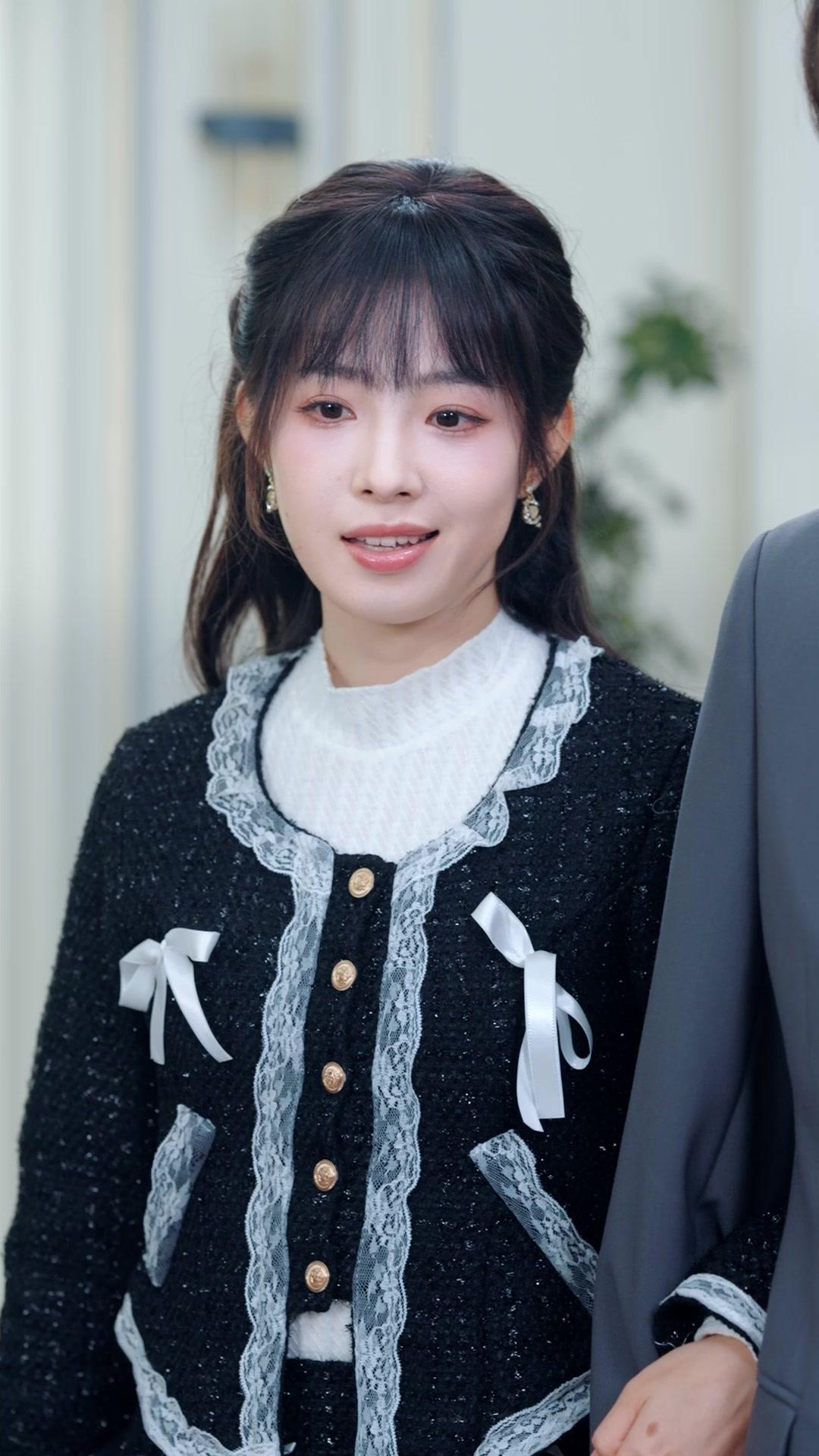 FAUSSE ET VRAIE, MAIN DANS LA MAIN