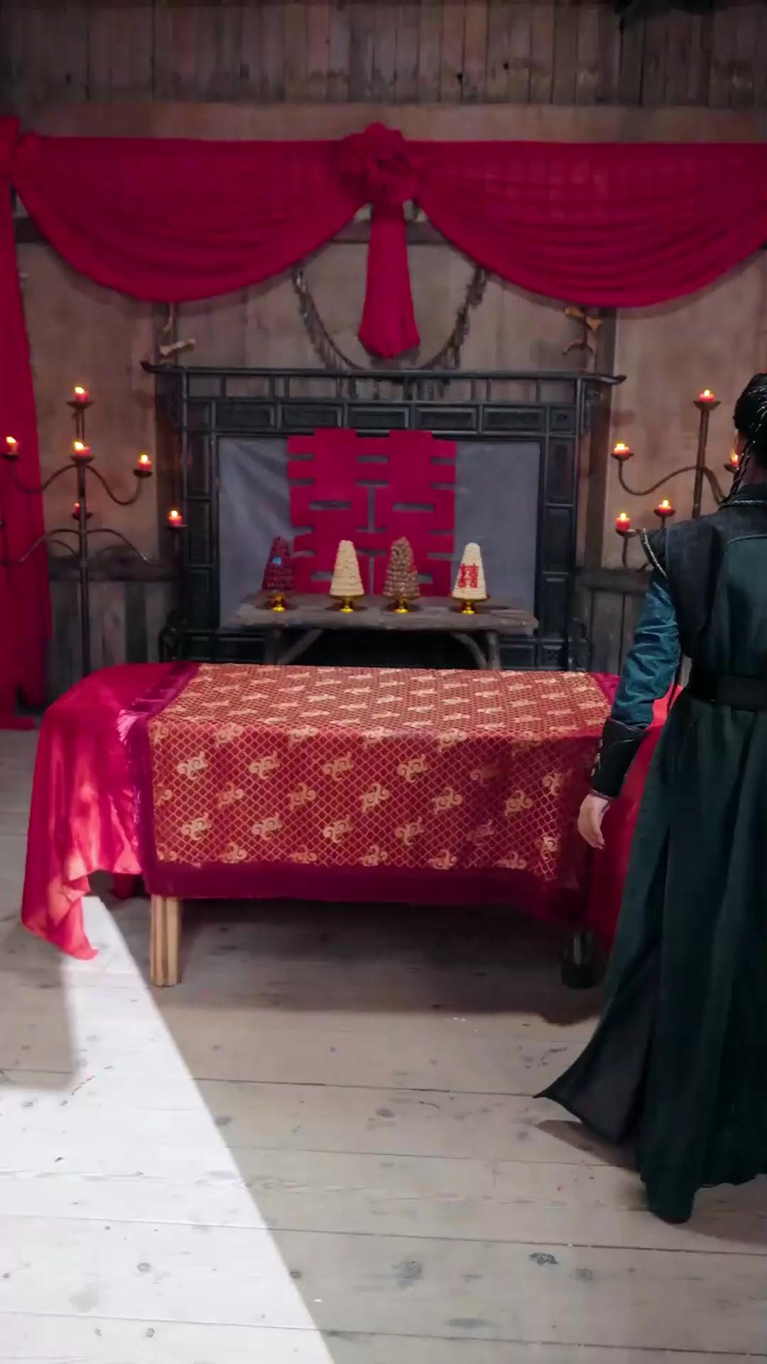 SOUS L'ENNEMIE, VERS L'AMOUR