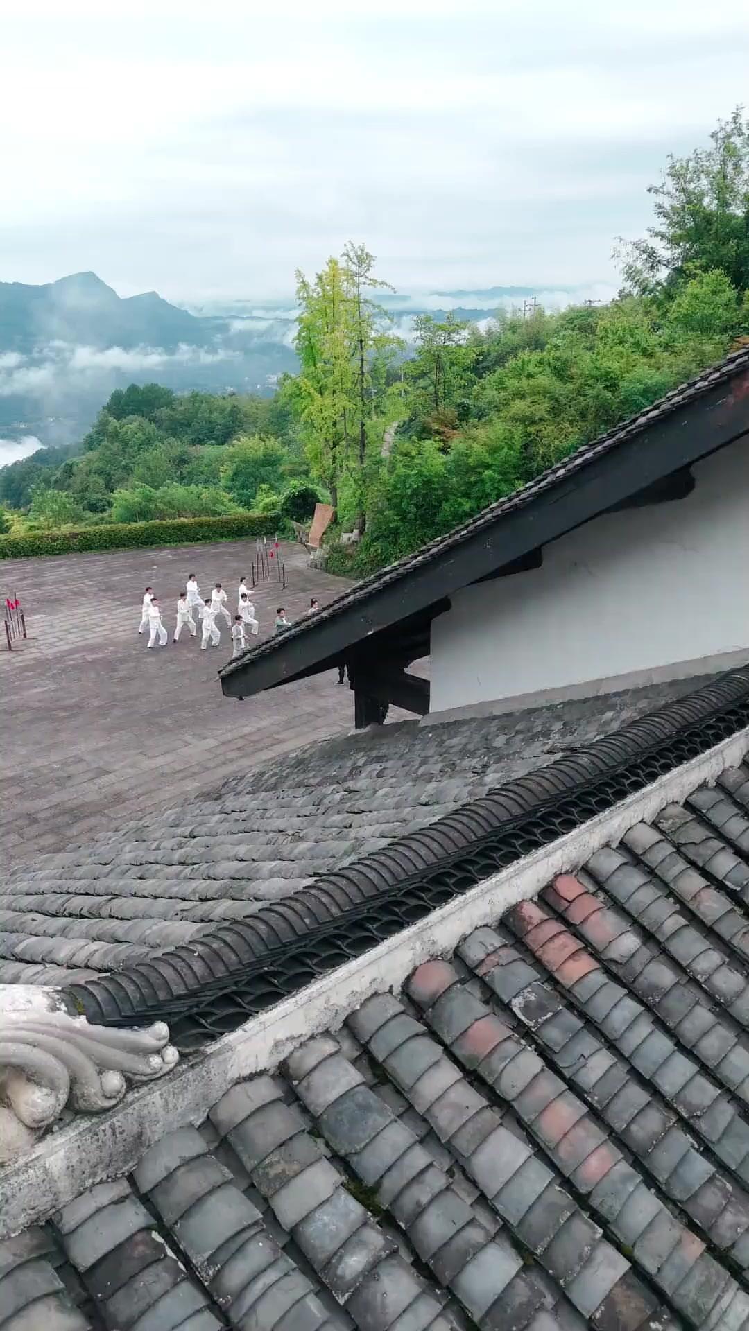 مفاجأة من السماء: طفلة القوة الأسطورية