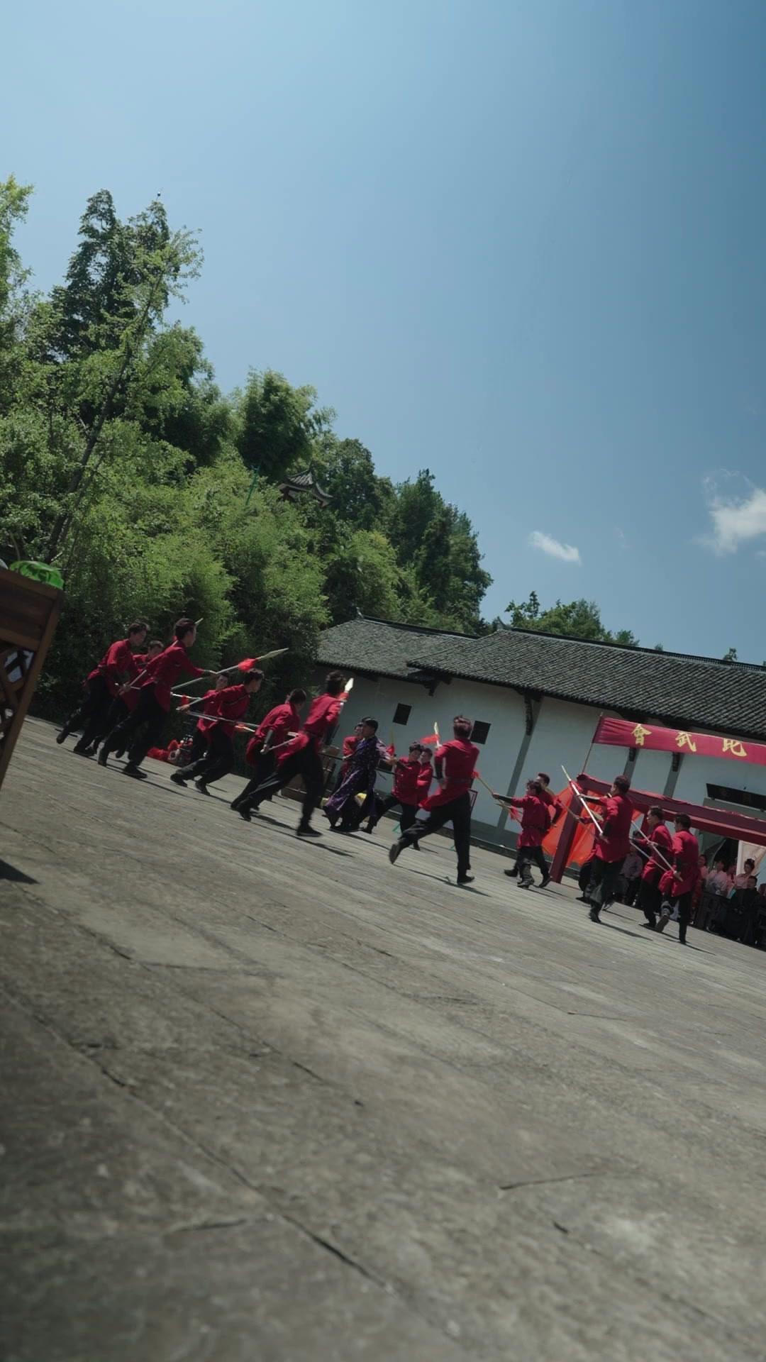 Jangan Berisik, Dewa Silat Lahir