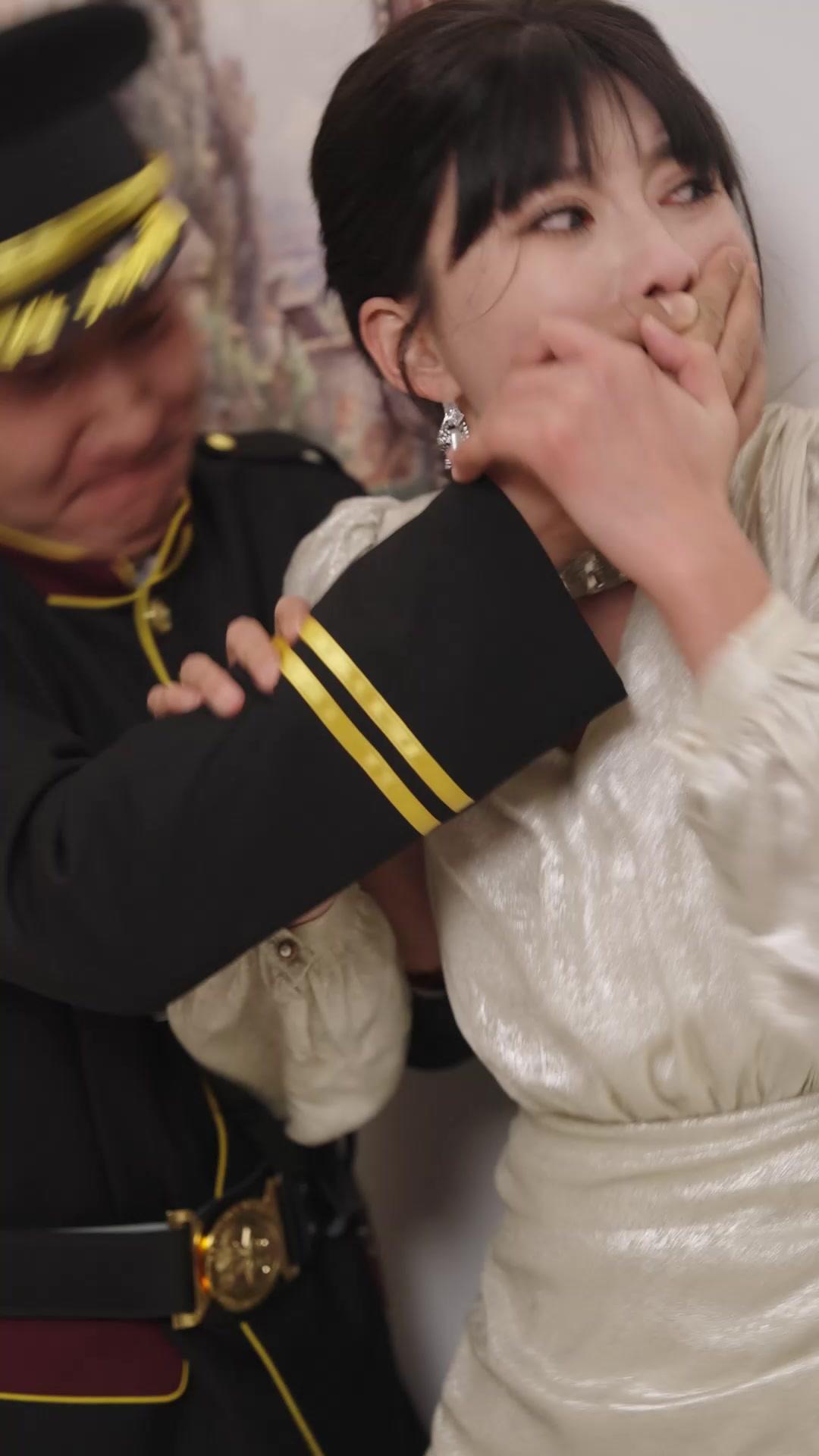 D'AMANT SECRET À PDG À LA MAIN DE FER