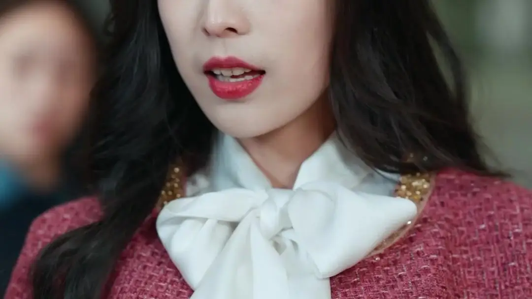 豪門太后在民間：紅裙女與黑鑽主母的禮服風暴