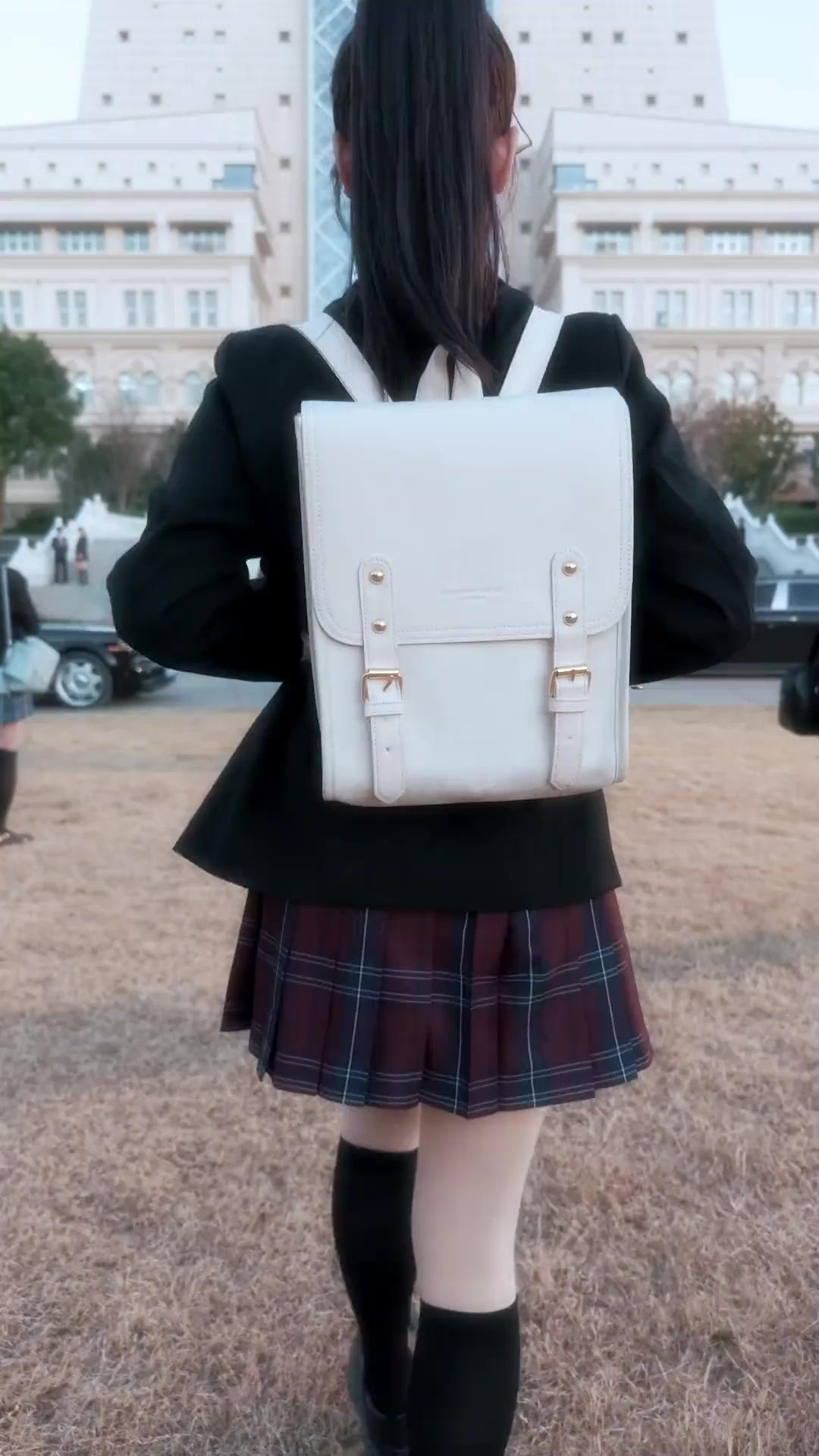 Smart Poor Girl Outwits Rich Kids