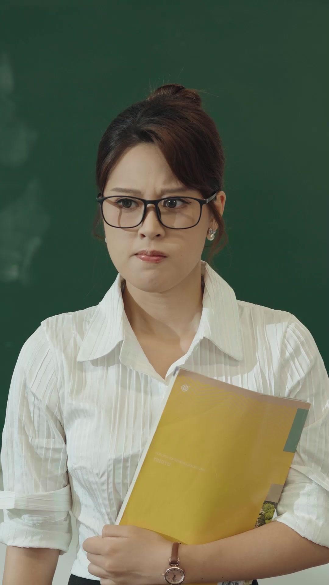 Nueva profesora: bella e imponente