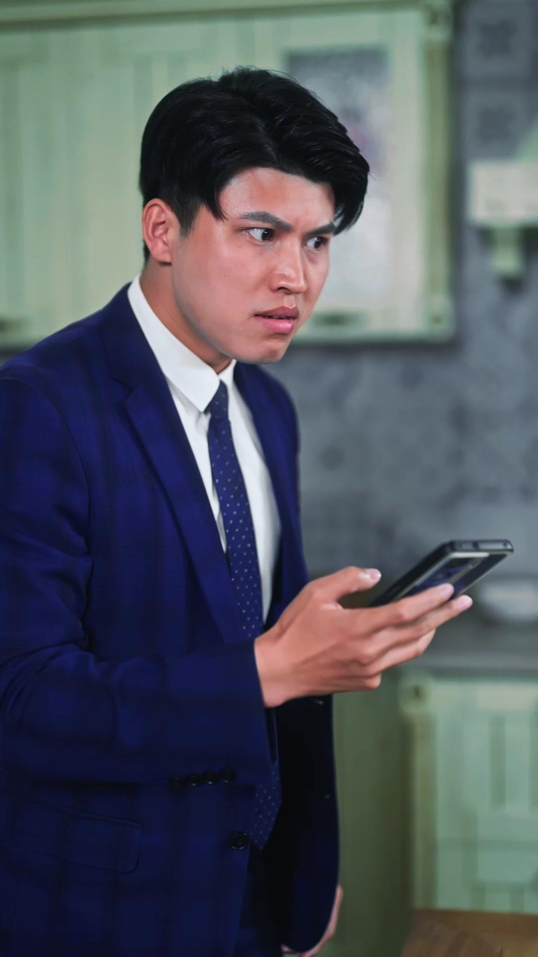 Sang Penyanyi Dibalik Topeng