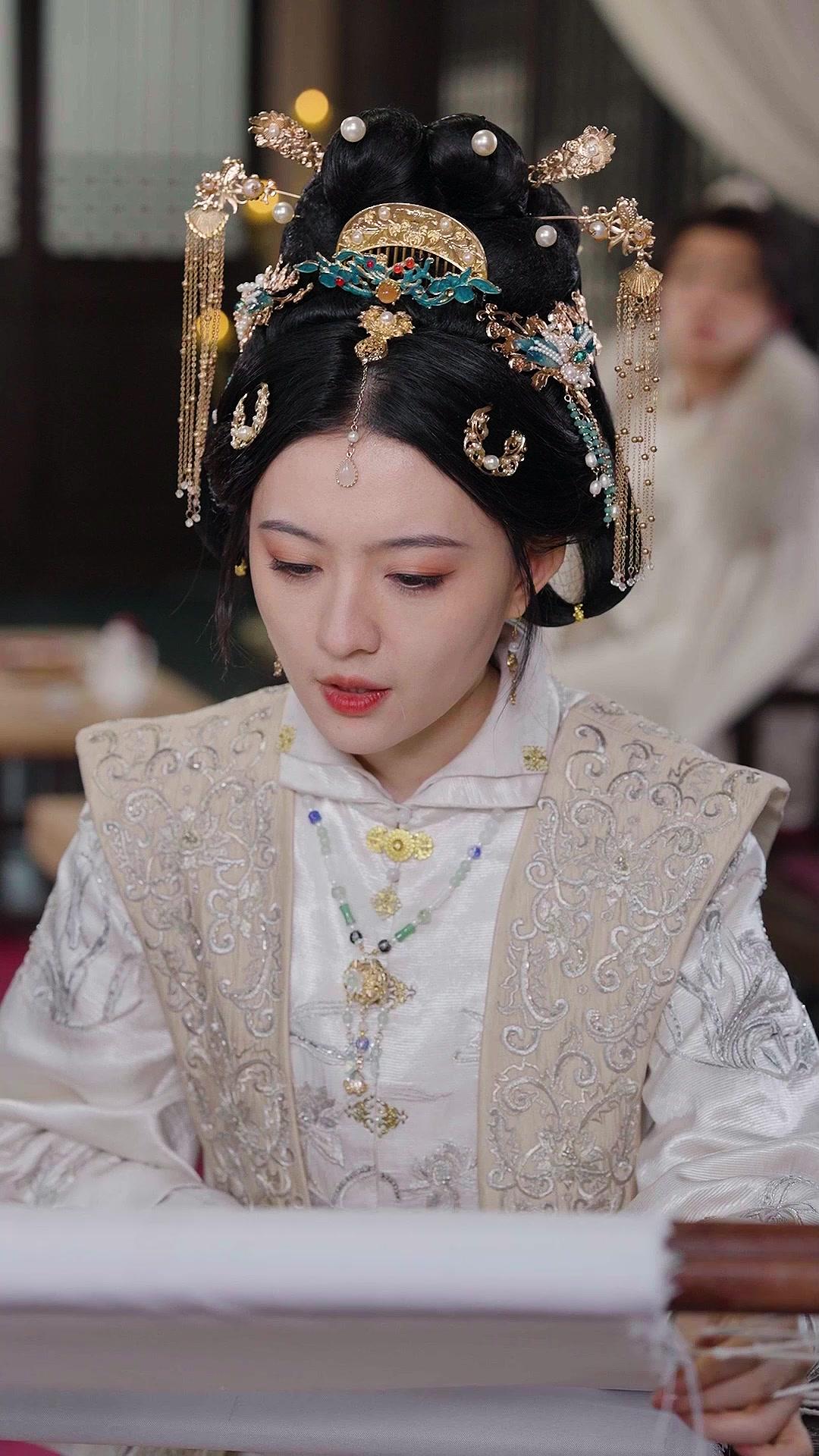 Die erste Phönix-Stickerin