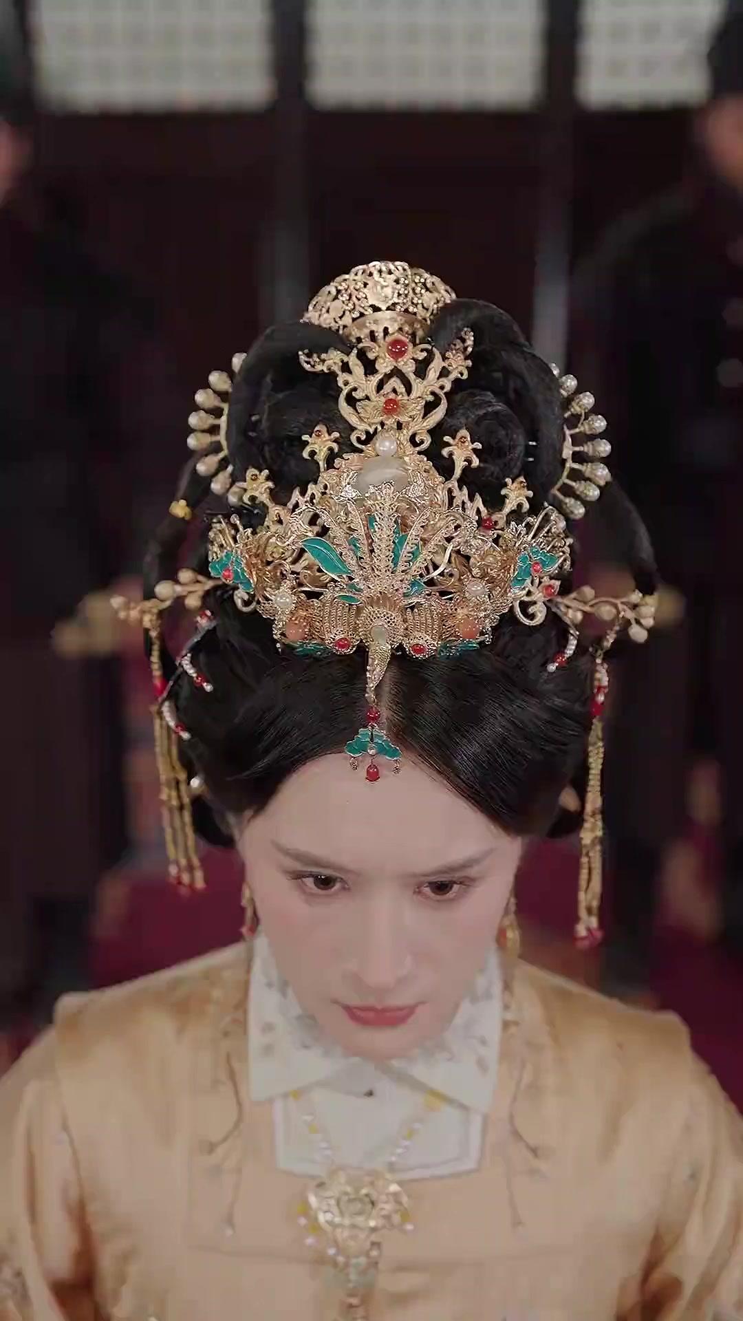 Menanti di Balik Benang Emas