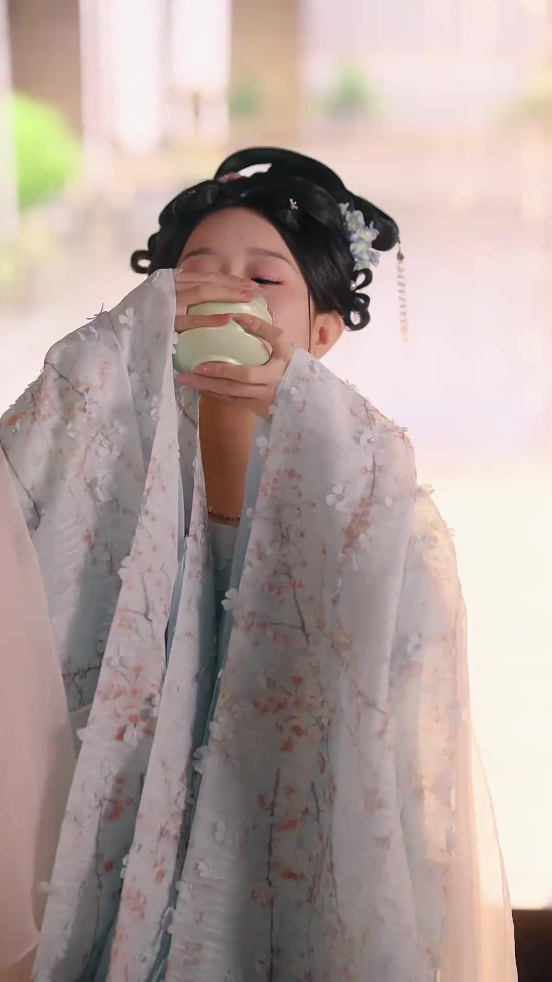 Thay Áo Mới Truy Thê