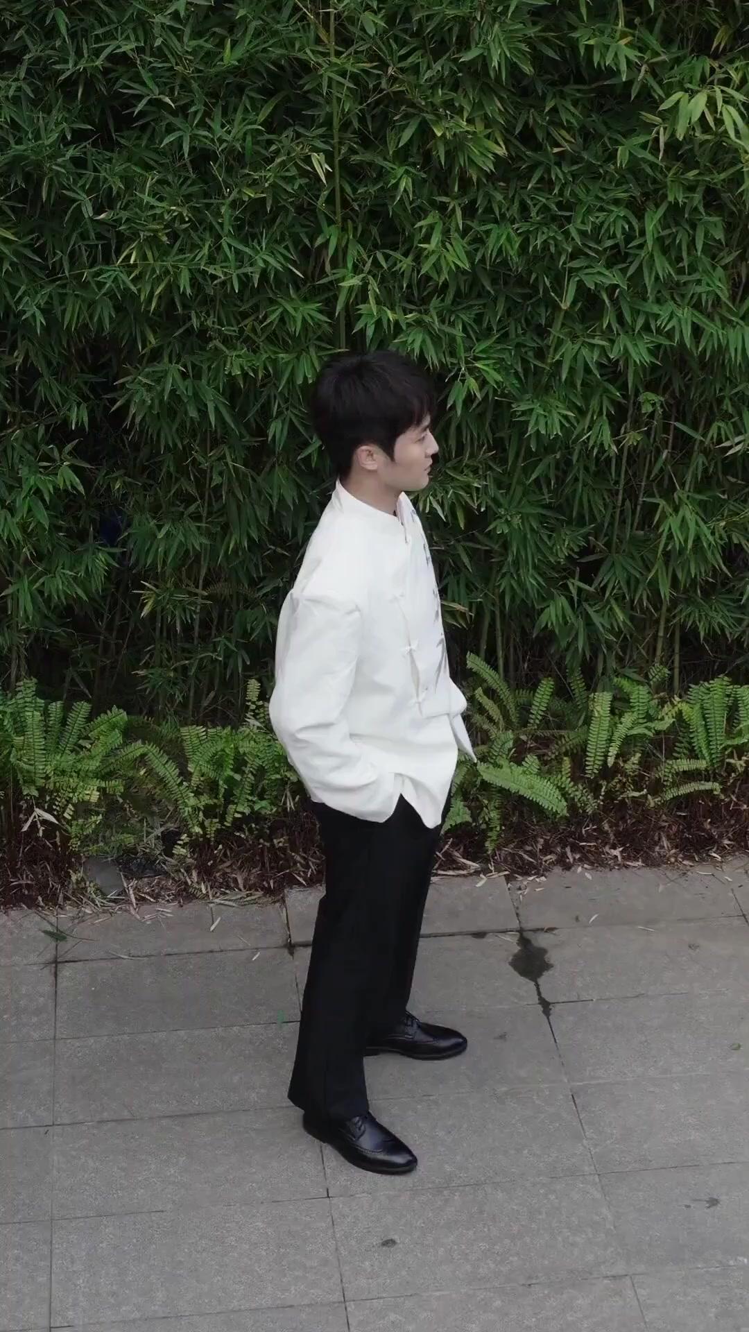  حين أرفع يدي يهتز العالم