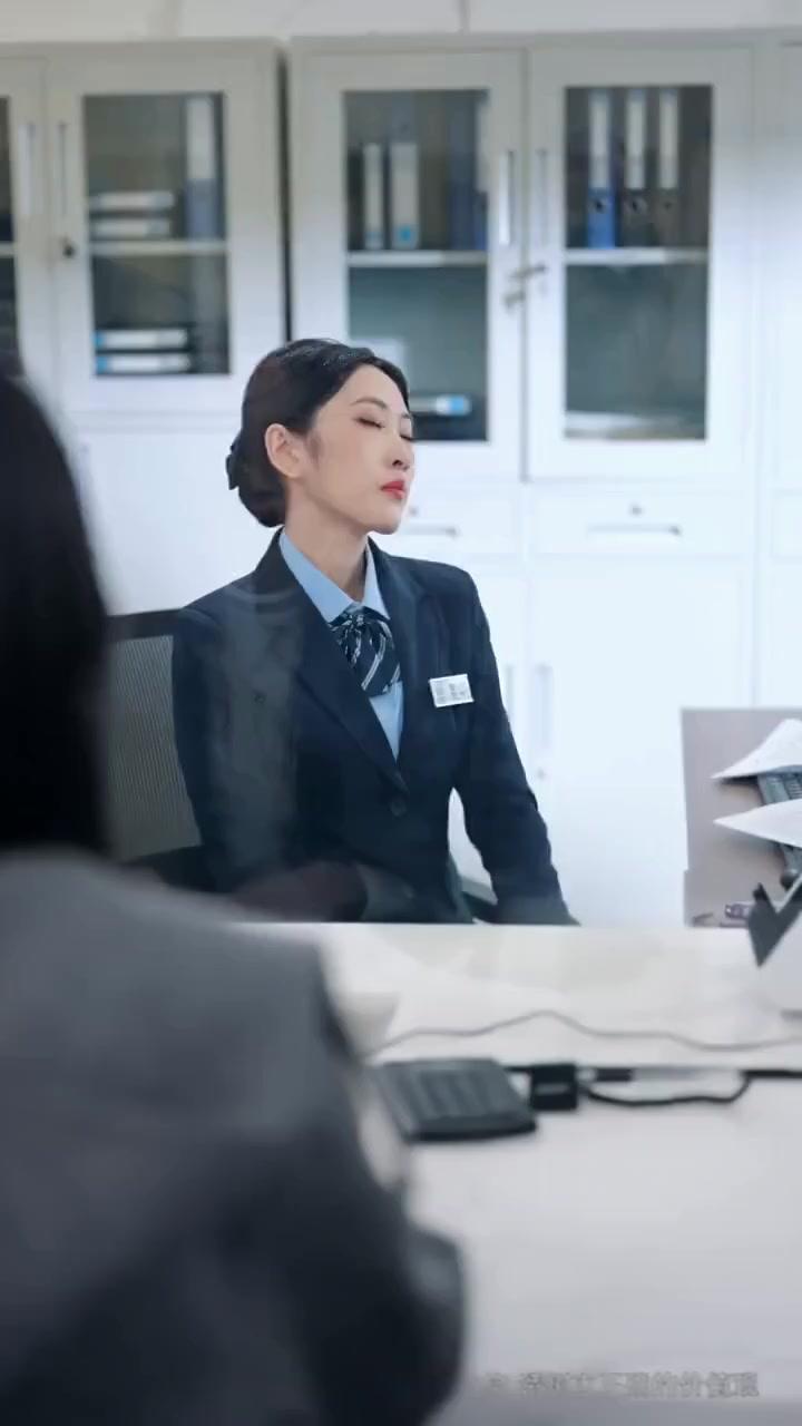 窓口越しの運命の交差点