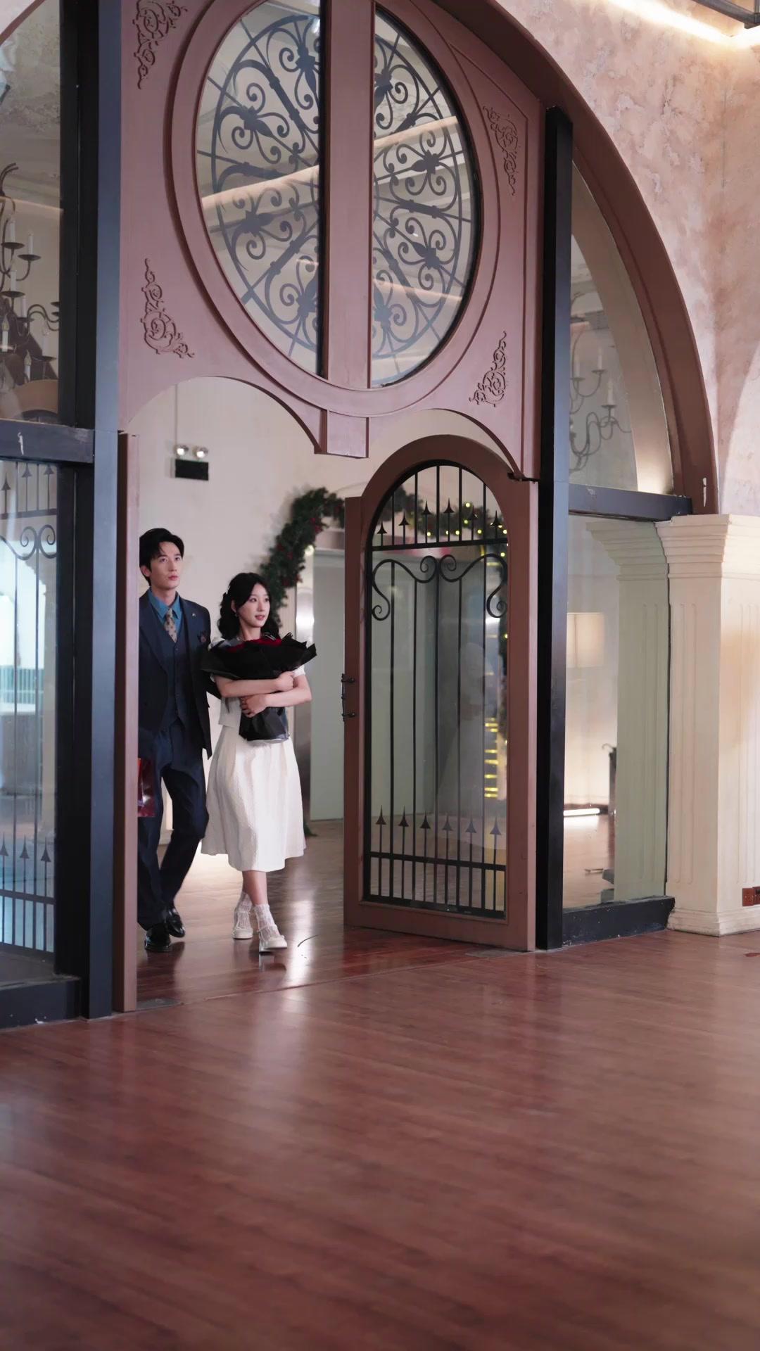 Skrip Di Tangan, Dunia Milikku