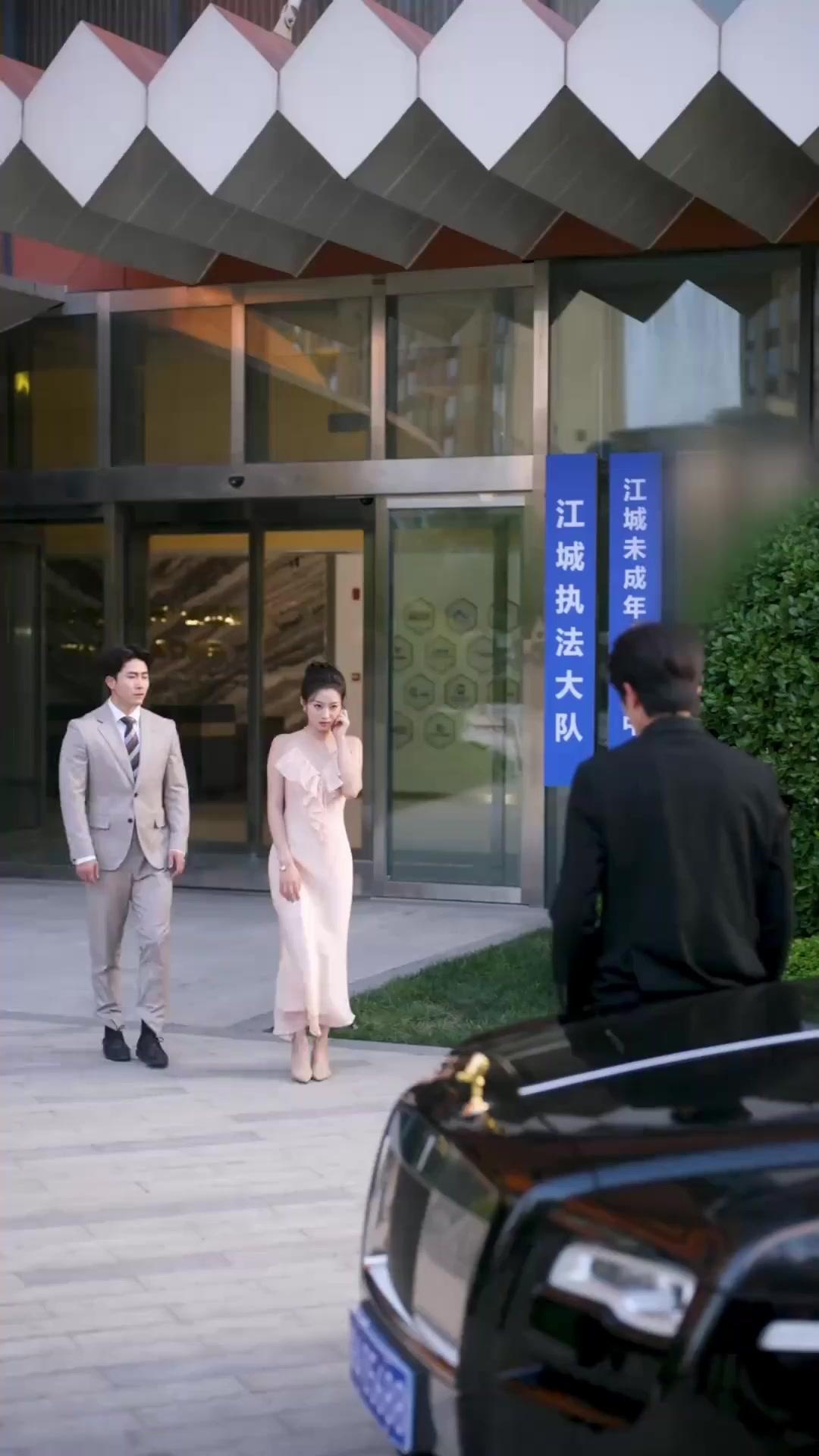 ตะวันน้อยในกรงทอง