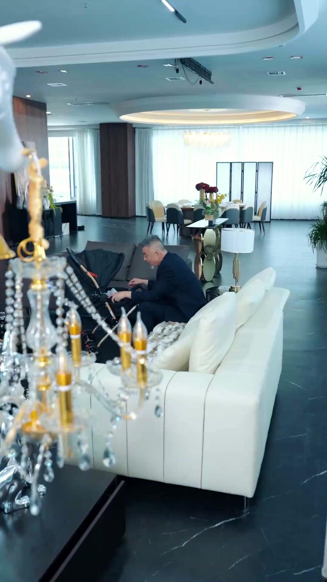 À GENOUX DEVANT MOI