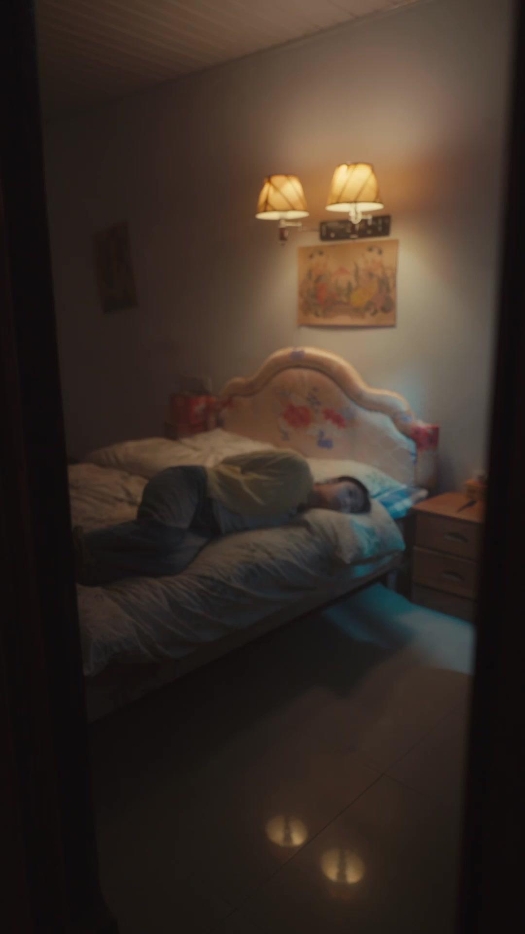 산을 넘어 희망을 찾는 소녀