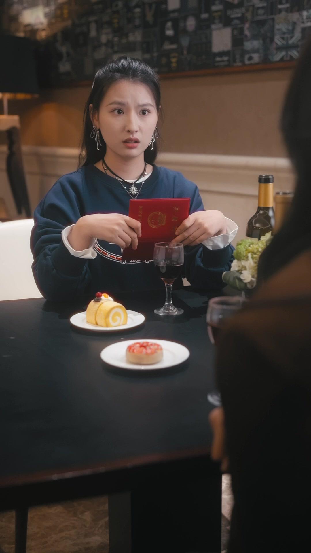 花束背後的男子