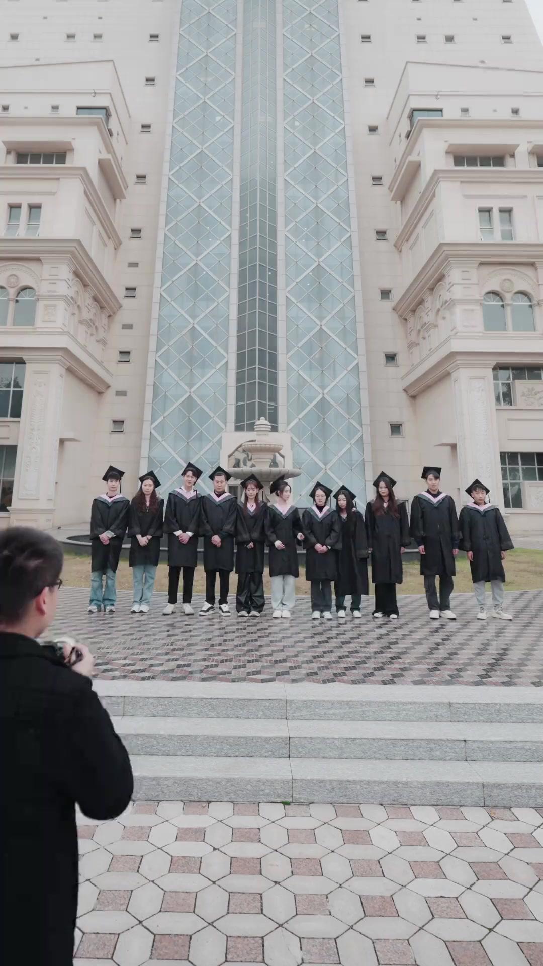 Boss Jatuh Cinta pada Pembantu