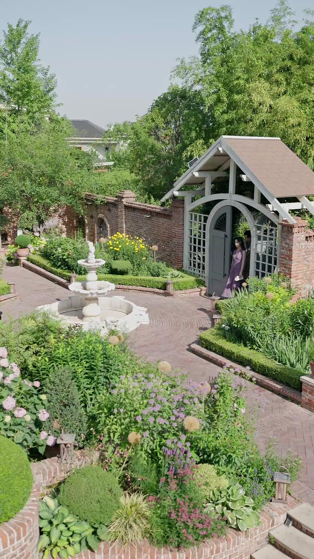 ELLE, N'EST PAS ELLE