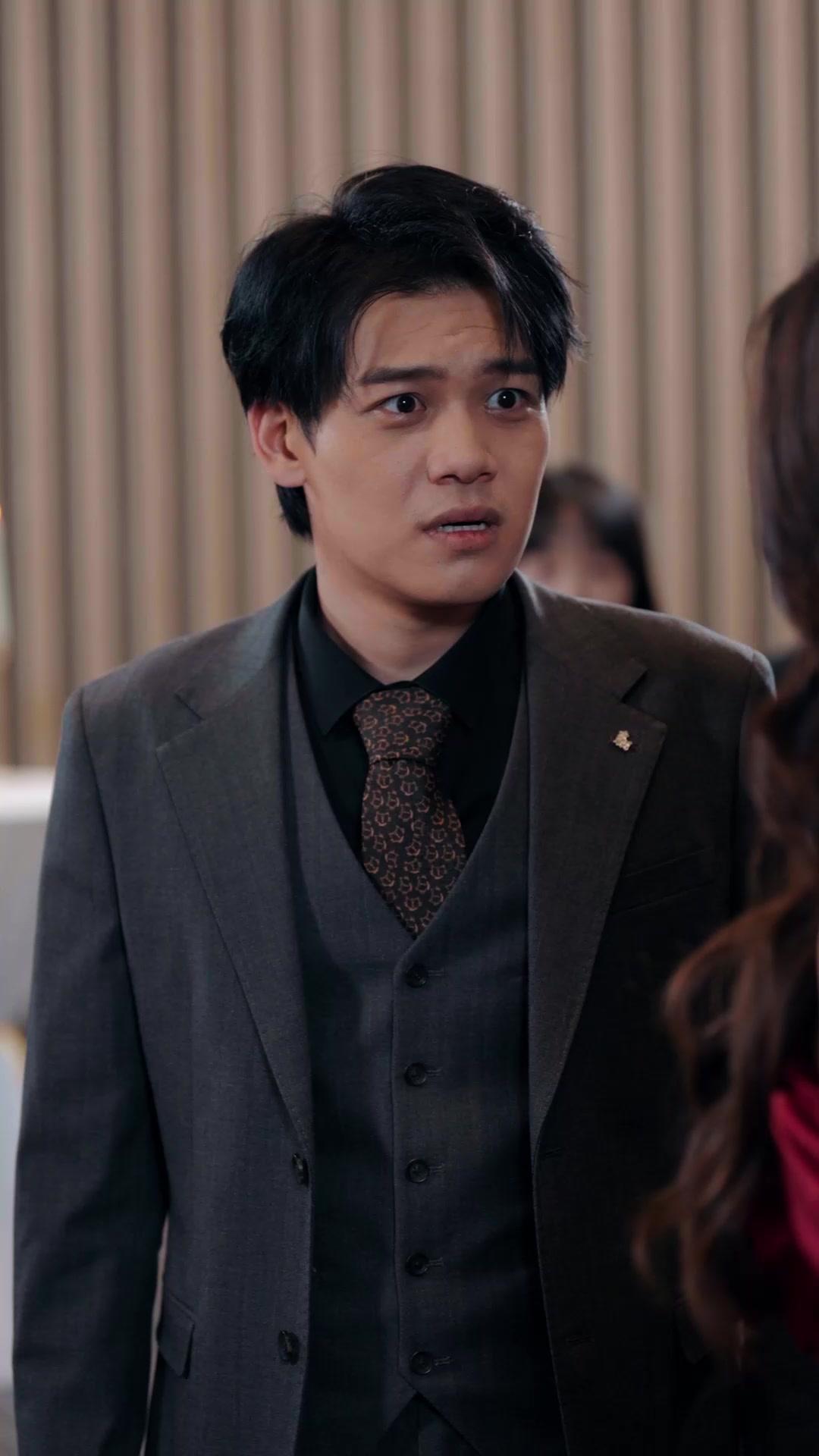 Di Balik Senyum Palsu