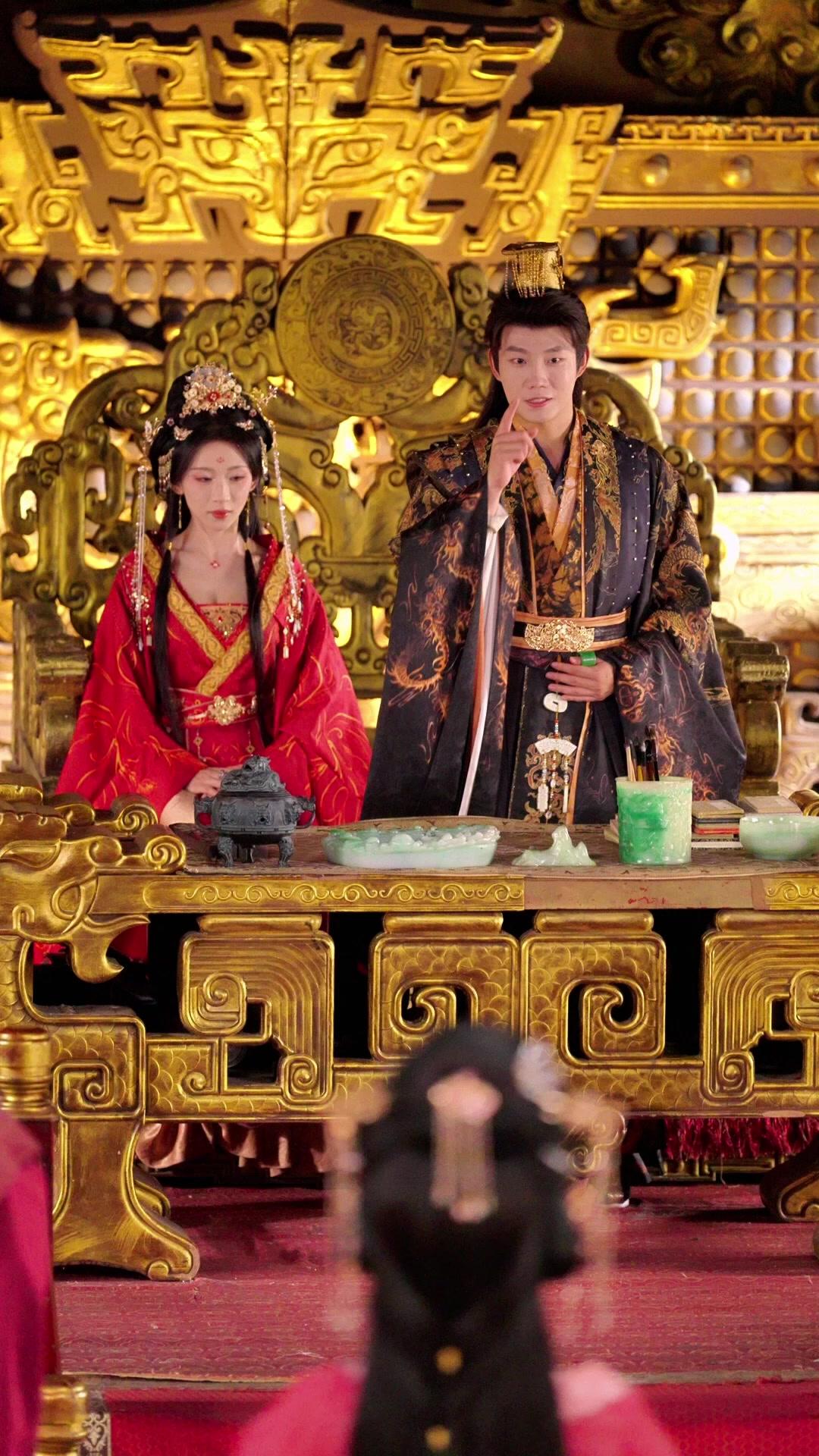 الإمبراطور الطائش الذي أنقذ عرشه بالزوجات