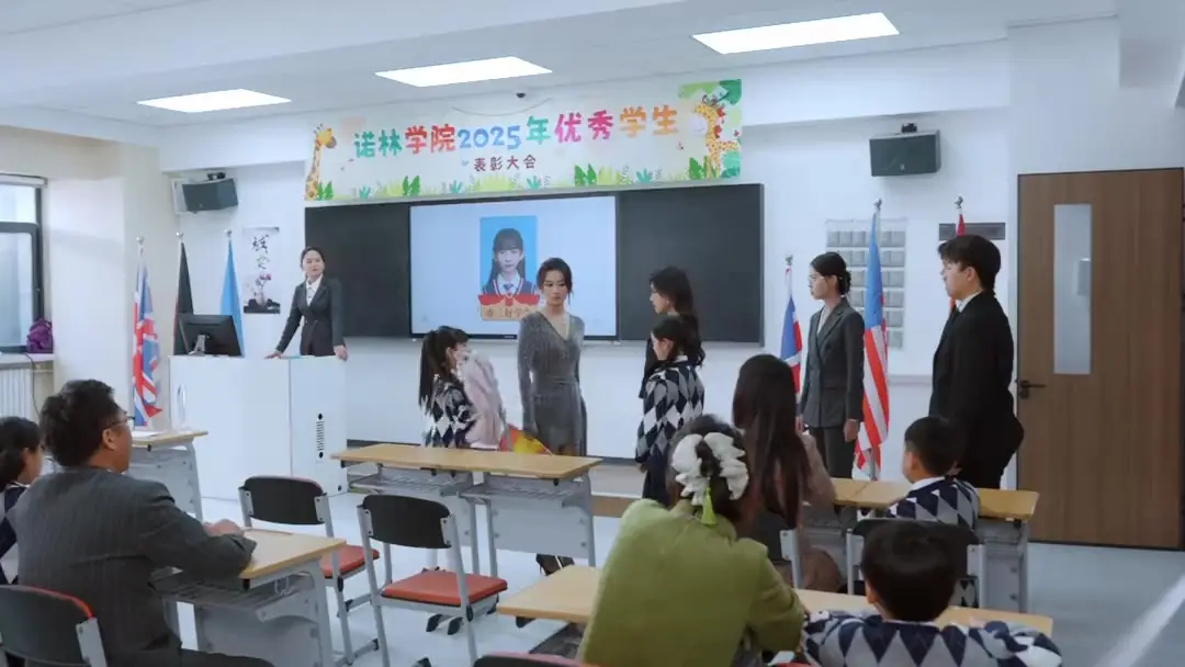 (Dublajlı) Gerçek Anne, Sahte Anneyi Parçalıyor: Sınıfta Patlayan Kimlik Krizi