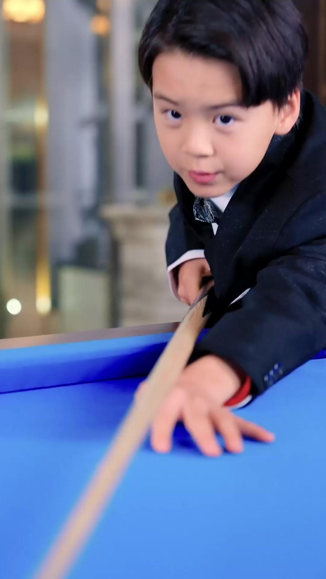 El pequeño maestro del billar