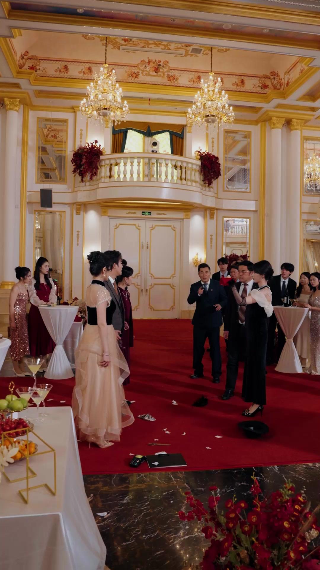 Khuôn Mặt Bà Già