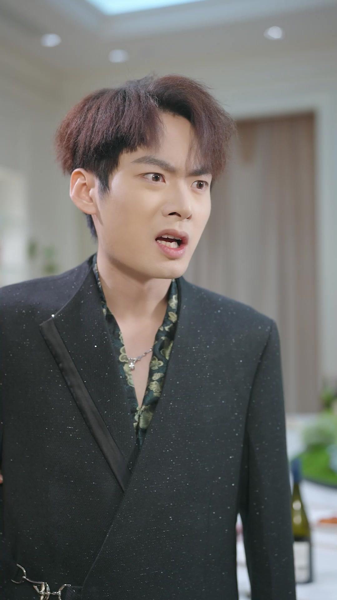  ملكة جمال الجامعة تقع في حب سباك