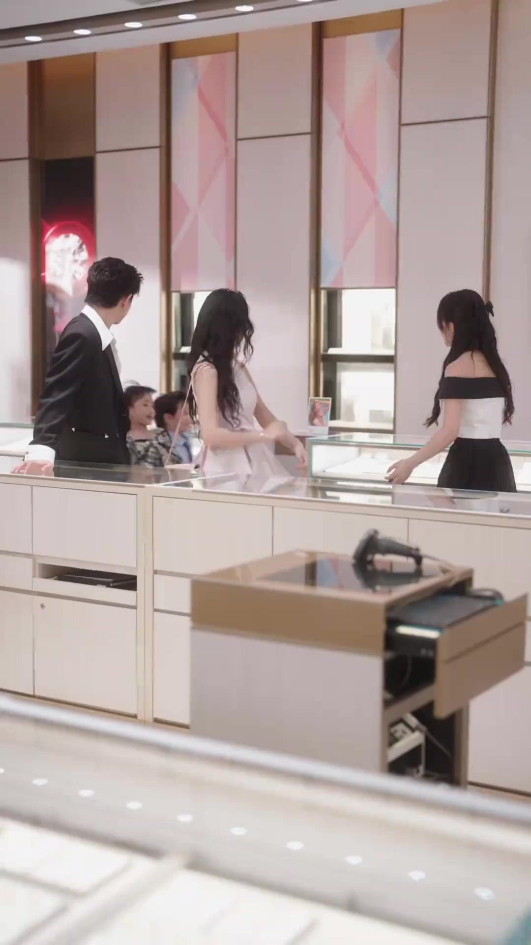 Süße Kids helfen – Blitzheirat-Mami: süß & edgy