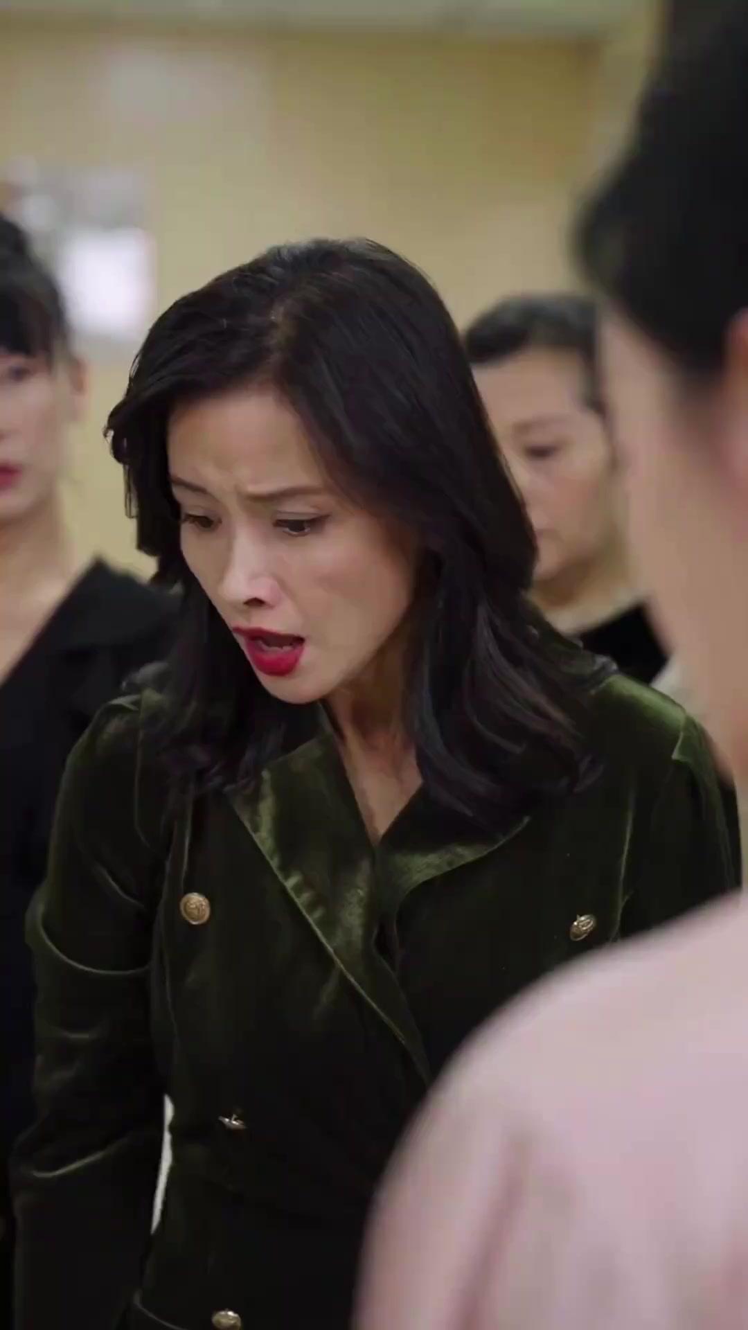 Madame nimmt die Maske ab!