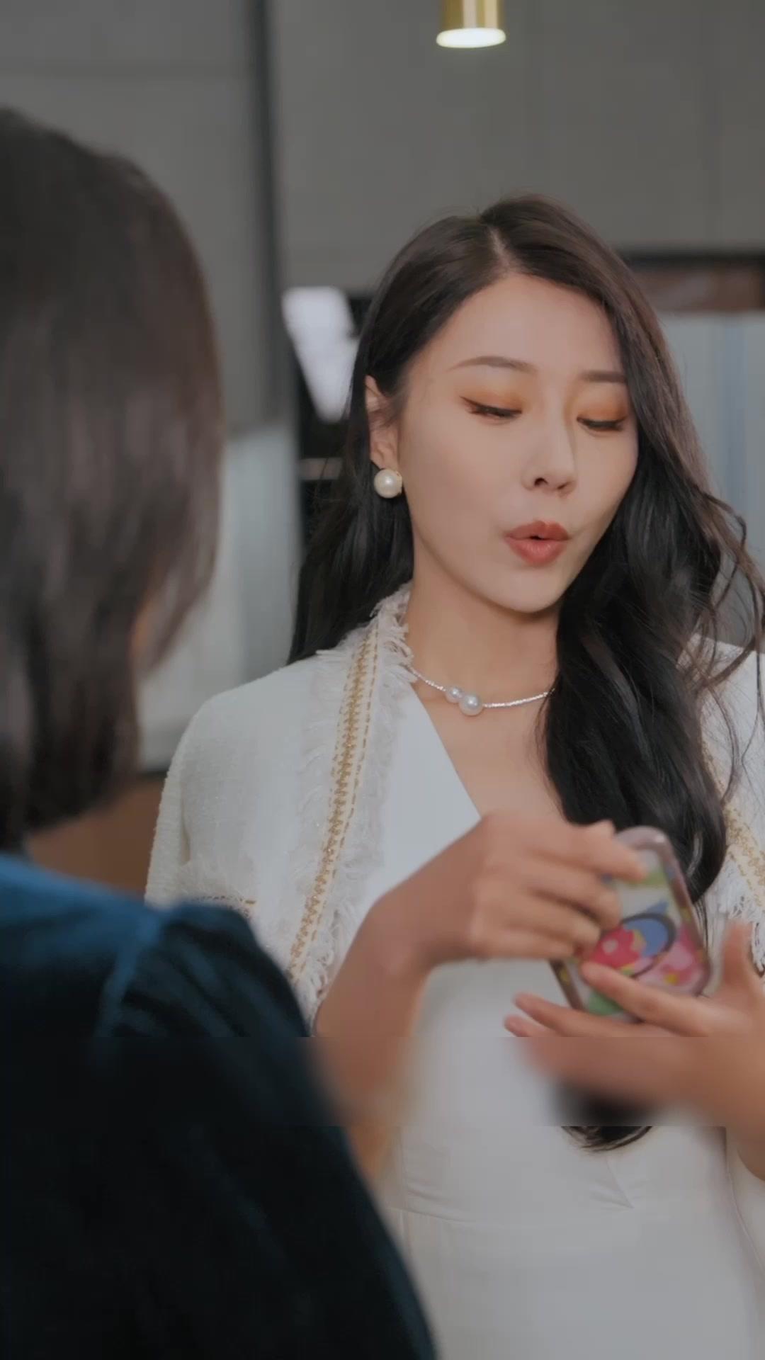 Istri Bos Bosan, Mulai Kerja Hari Ini