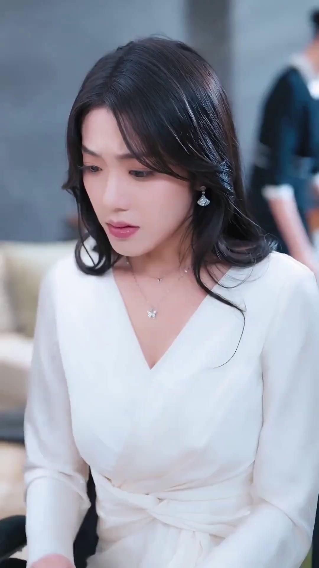 (Lồng tiếng) Không Thể Chạm Tới