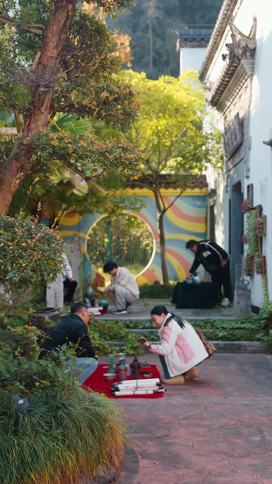 Mortals! Little God of Wealth Is Here!