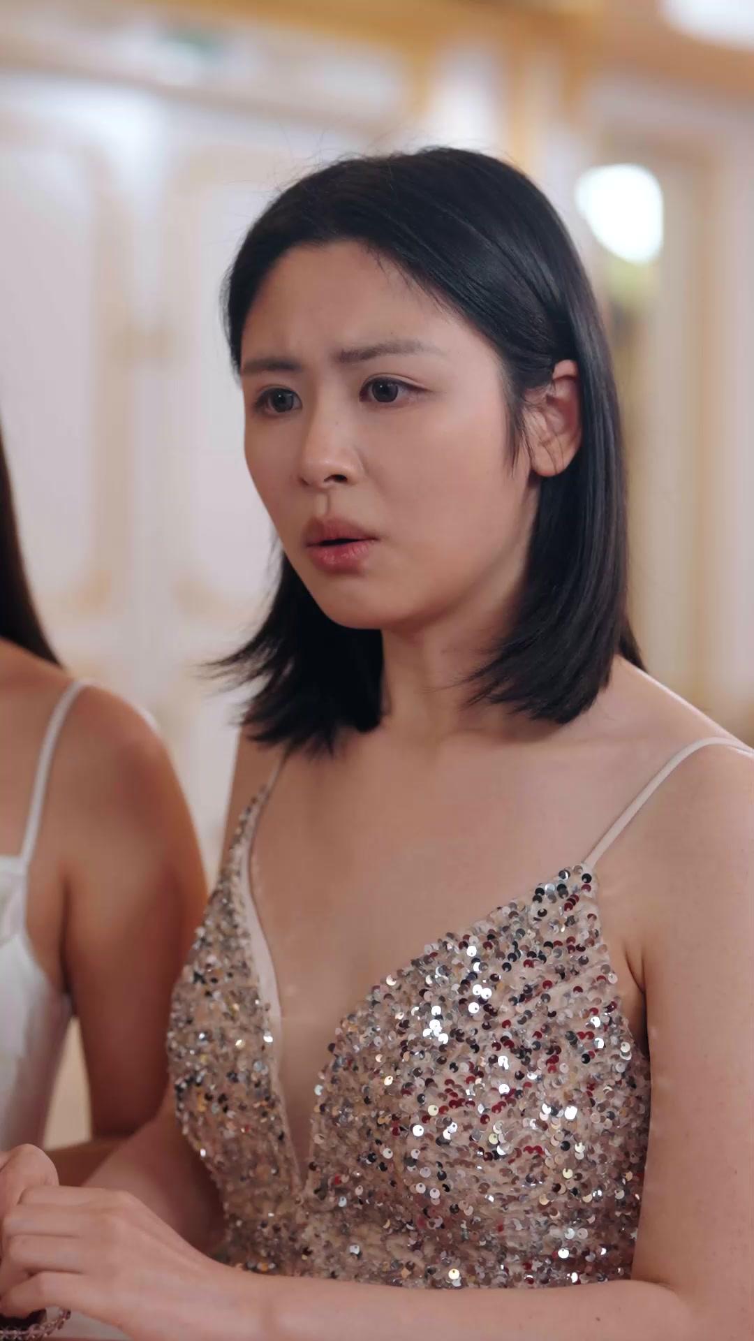 Khuôn Mặt Bà Già