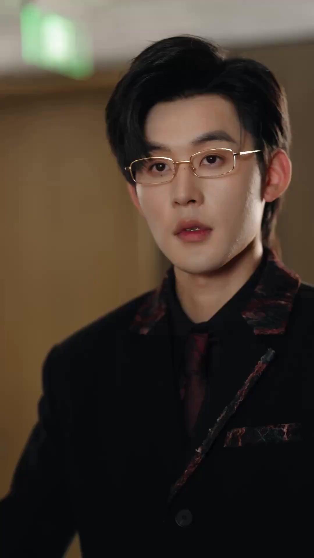 (Dubbed) Broke Besties Steal the Spotlight