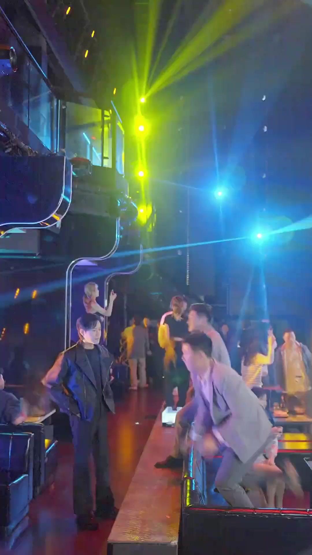 (吹き替え) 貢いで、貢いで、成り上がれ