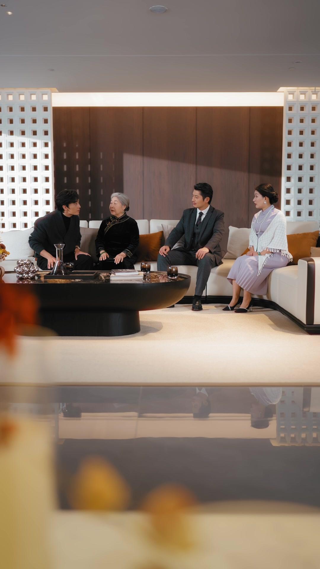 花束背後的男子