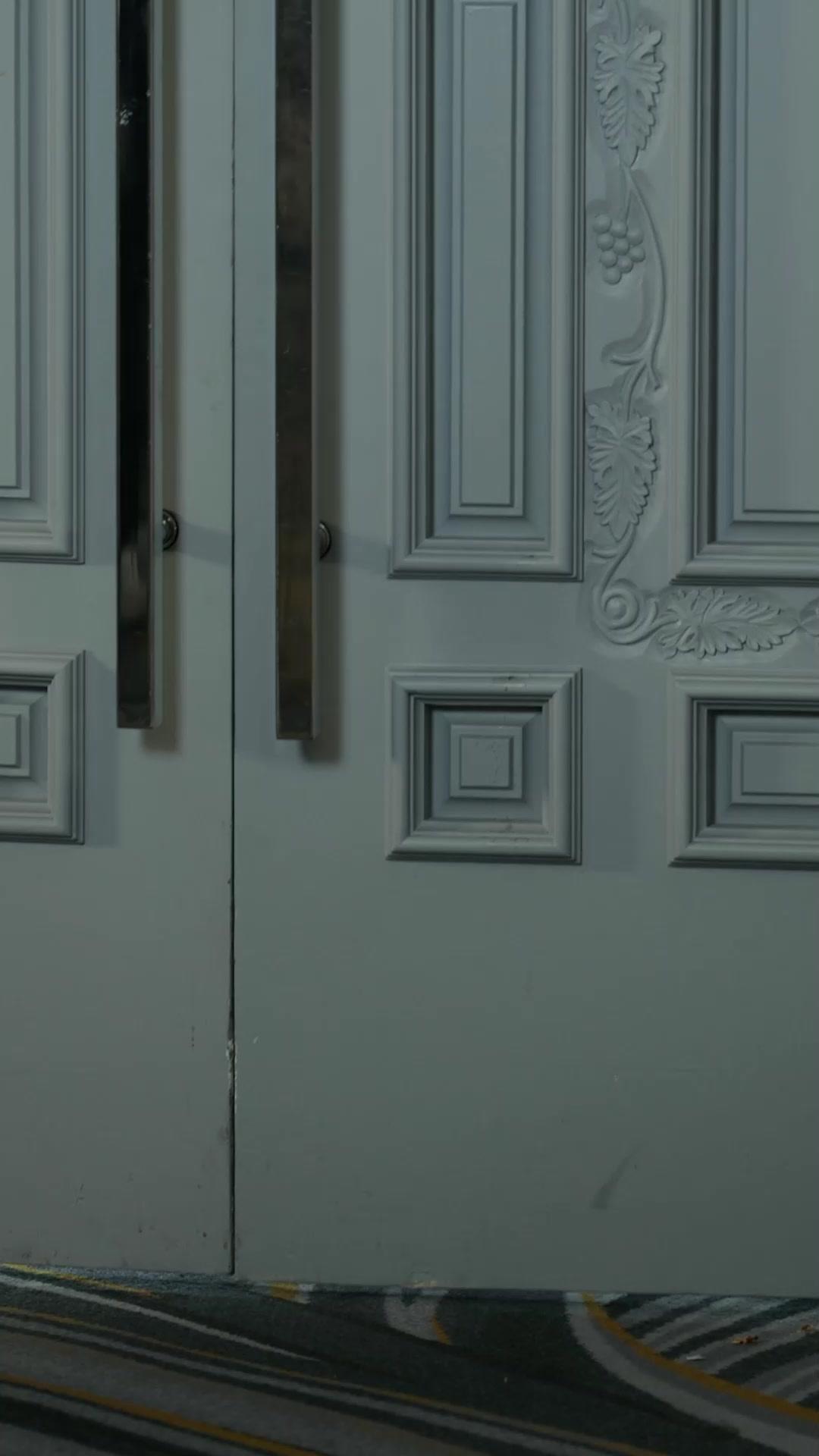 الوريثة المحظوظة: خمسة أعمام لحمايتها