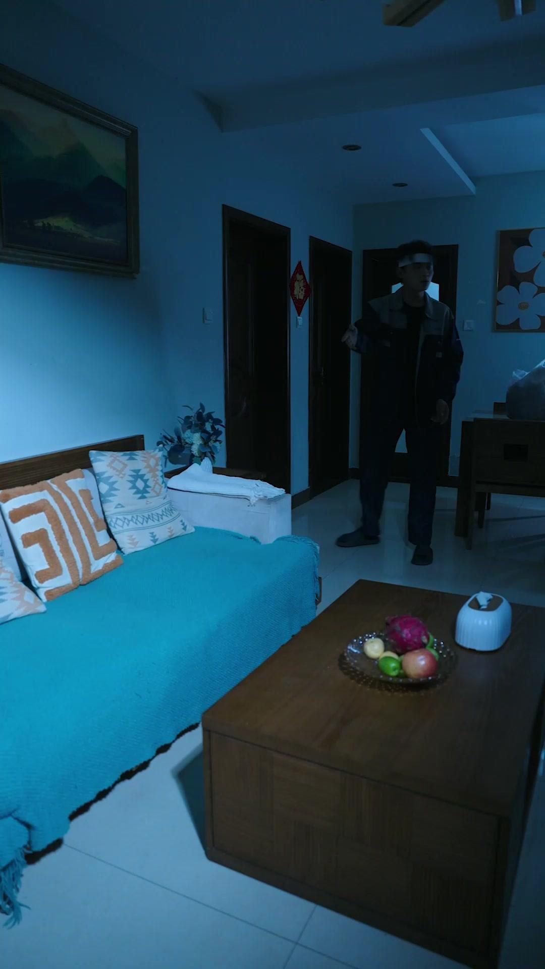  ملكة جمال الجامعة تقع في حب سباك