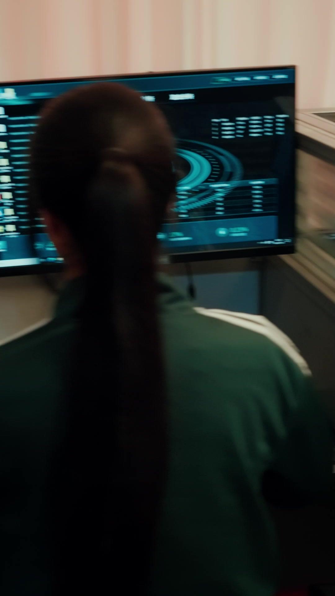 為女只身闖魔窟