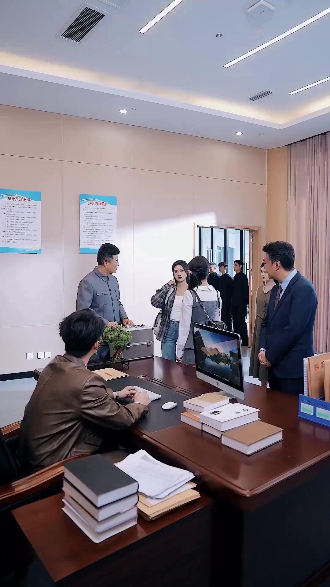 (Dublagem)O Galã Corre Atrás