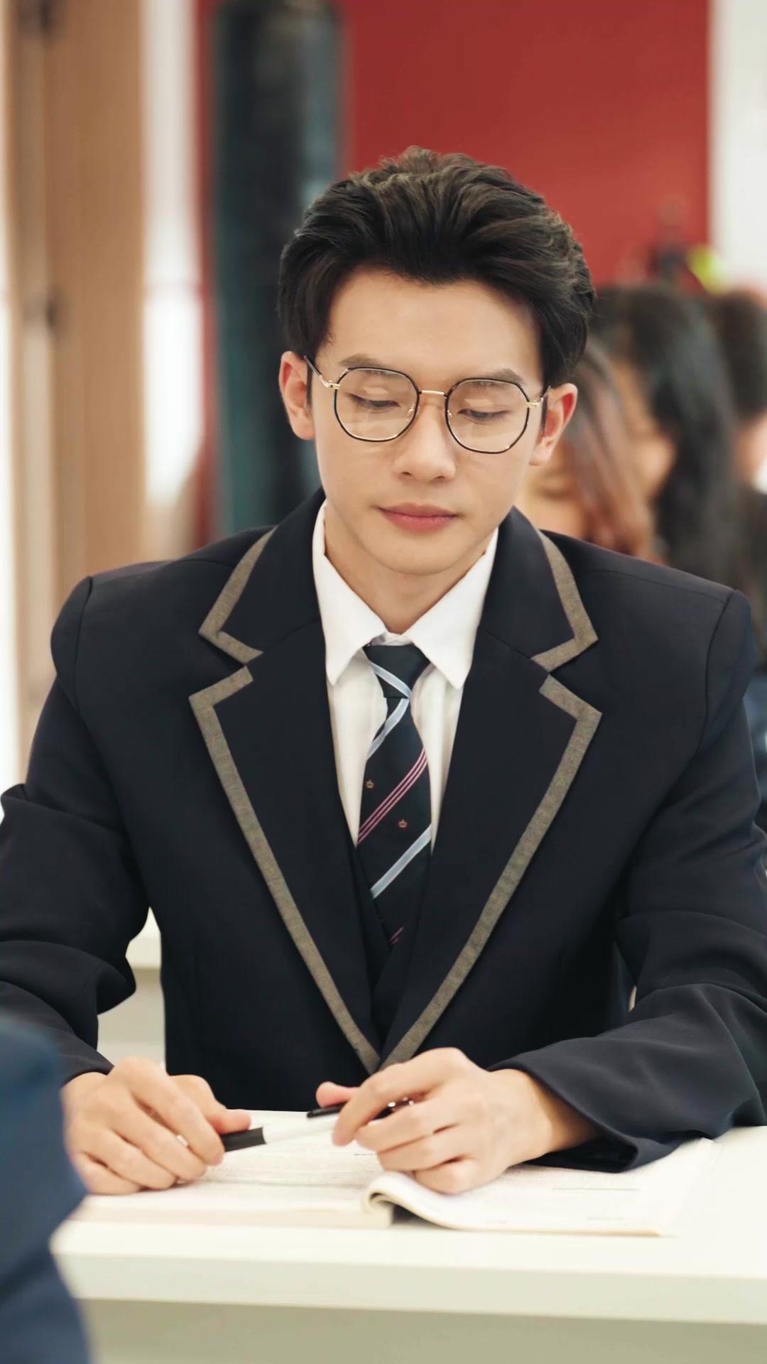 Nueva profesora: bella e imponente