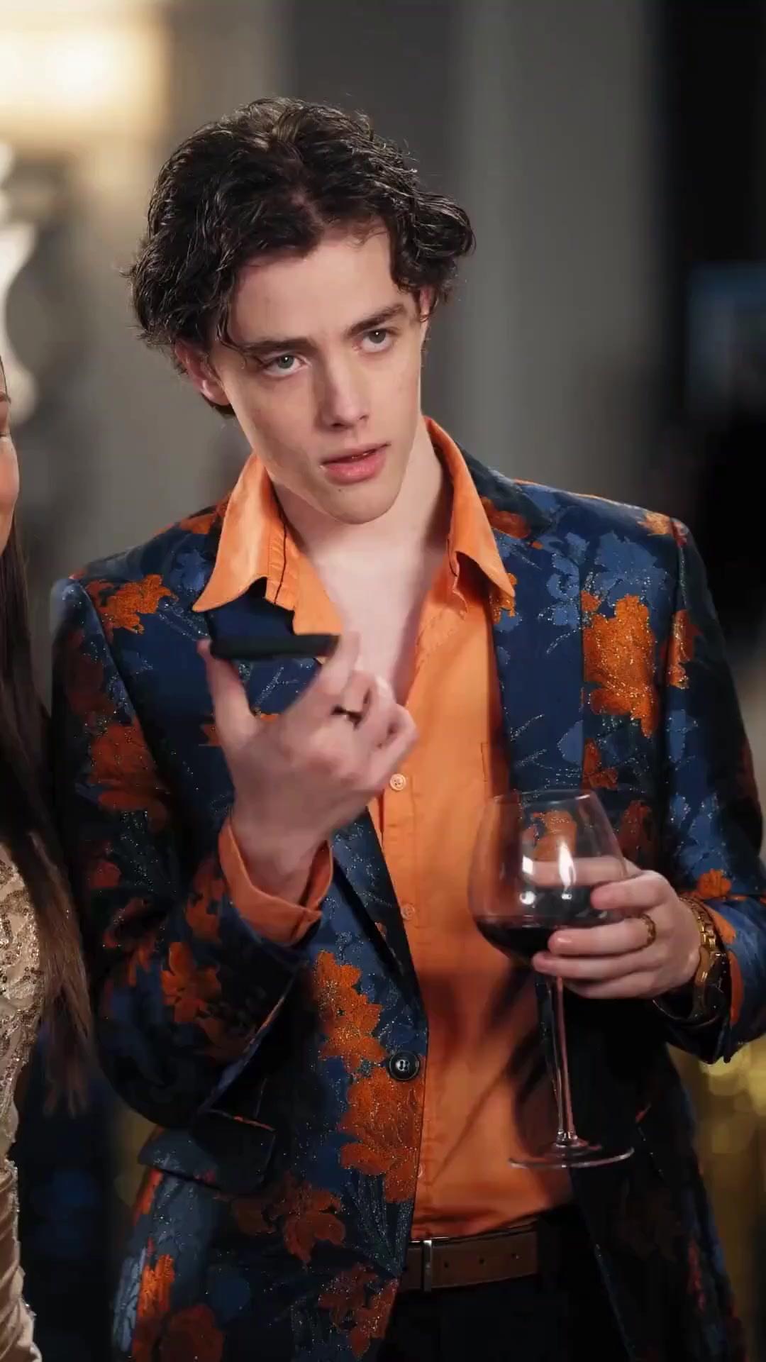 (Doblado) Mi padre conserje es el jefe final