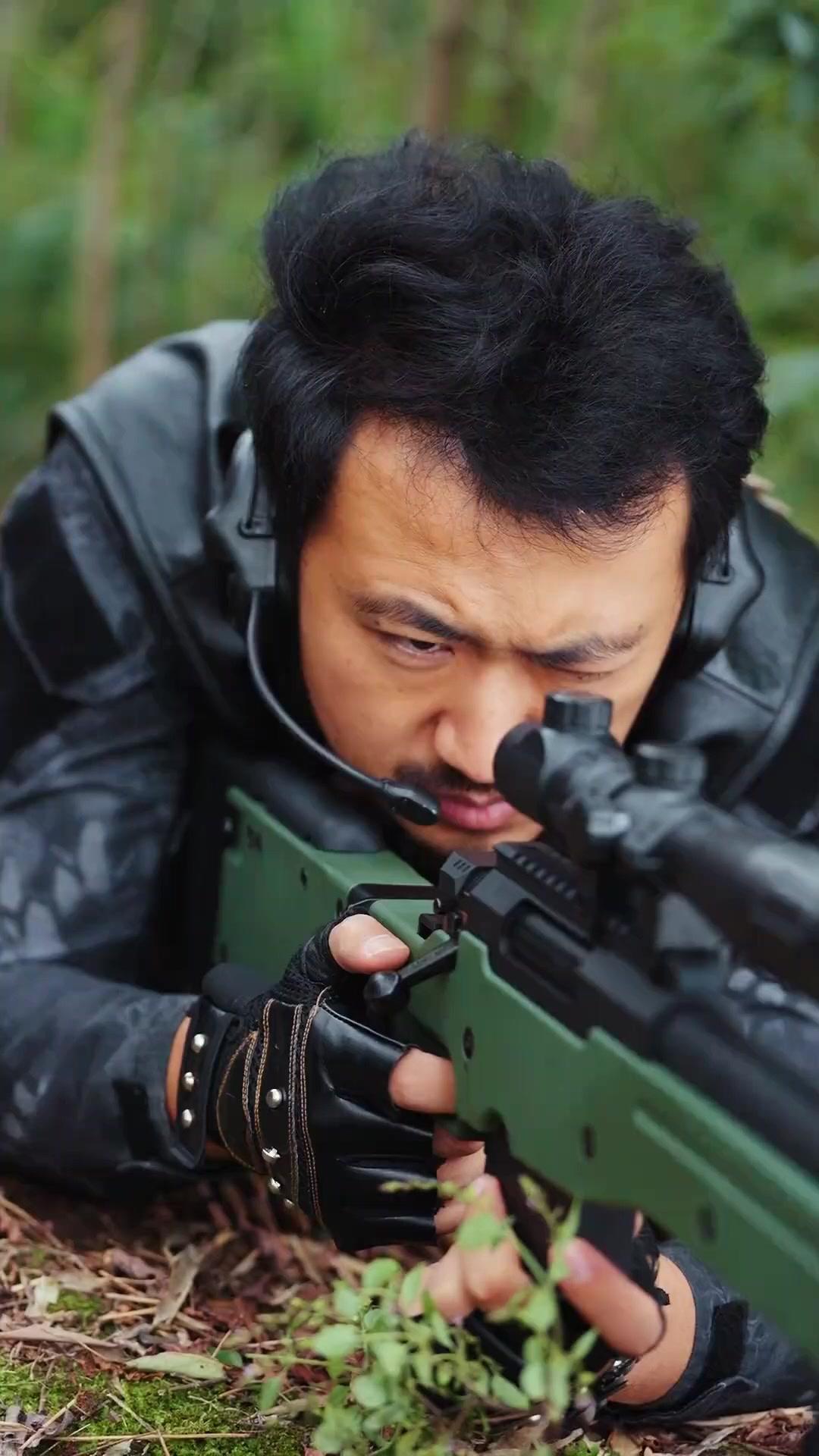 (مدبلج) الحسناء وحارسها المدهش