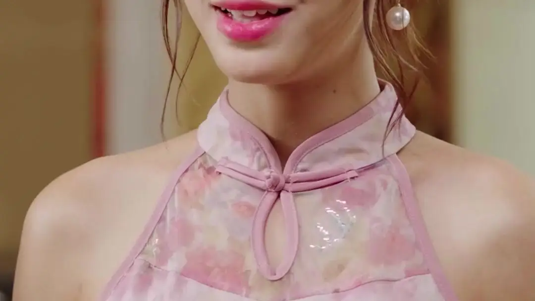 After Divorce, She Became the Richest: When Qipao Meets Black Blazer in the Hall of Mirrors