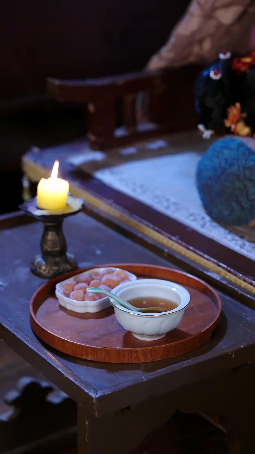 Falsche Edeldame, wahre Bindung